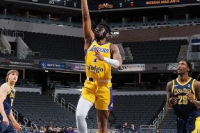 爱游戏用户专属-东契奇在篮网比赛中出色防守，比赛局势复杂引发热议！